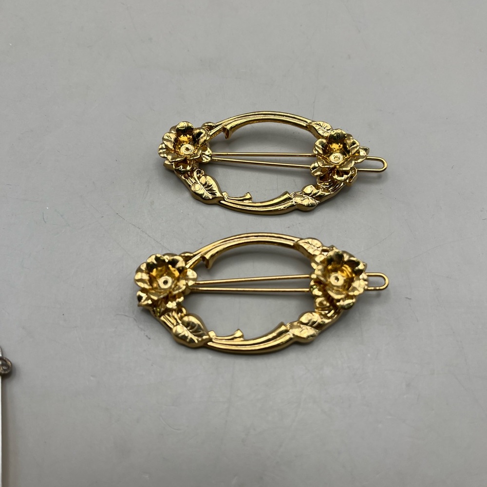 Timeless Elegance Vintage Gold and Silver Hair Comb Set Touch of Old World Charm - Picture 4 of 6